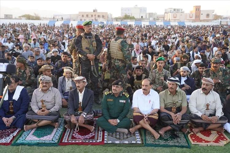 محافظ شبوة ومدير عام الشرطة يؤدون صلاة عيد الفطر مع جموع المصلين ويستقبلون المهنئين