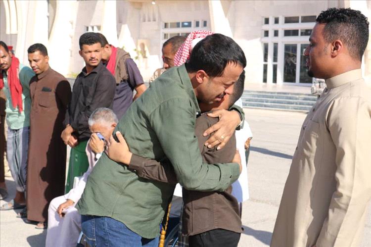 استقبال رسمي مهيب لجثمان الفقيد العميد القاضي محمد عاشور عمرون في مطار سيئون الدولي