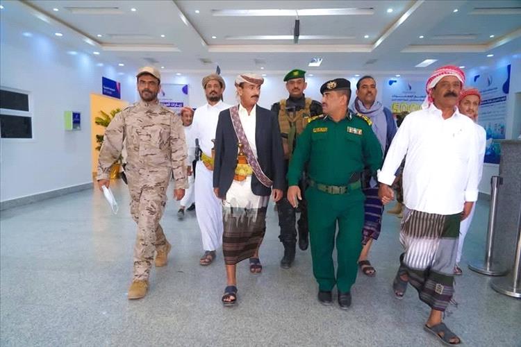محافظ شبوة ومدير عام الشرطة يزوران مستشفى الشيخ محمد بن زايد ومستشفى شبوة للأمومة لمعايدة المرضى والطواقم الطبية
