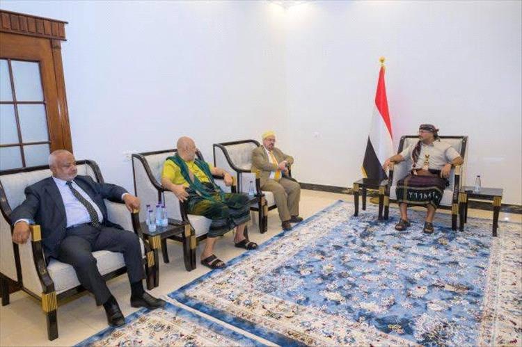 طارق صالح والبركاني يؤكدان أهمية توحيد الصف الوطني في مواجهة التحديات خلال لقاء موسع بعدد من القيادات