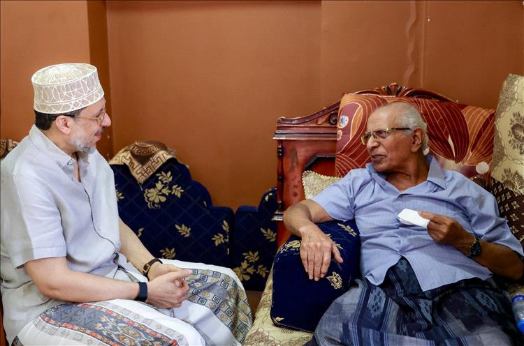 رئيس الوزراء يقوم بزيارة عيدية في عدن لنائب محافظ مصرف اليمن سابقا