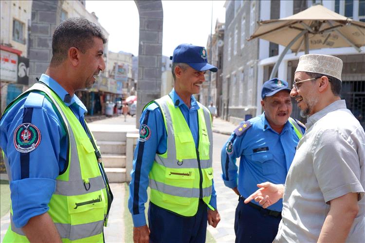 رئيس الوزراء يوجه تحية تقدير لمنتسبي شرطة المرور على جهودهم ويتبادل معهم التهاني بعيد الفطر