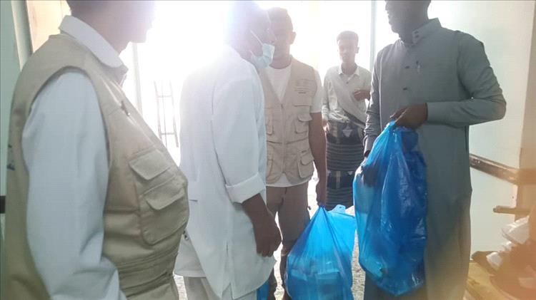 بدعم من القوات المشتركة ودرع الوطن.. توزيع 3500 وجبة غذائية في عيد الفطر بمحافظات عدن وأبين ولحج