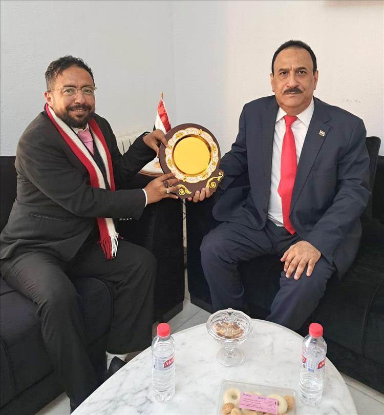 باحبيب يكرم الأديب مجيب الرحمن بدرع السفارة في تونس