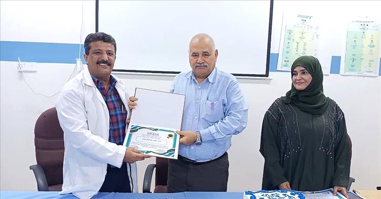 مدير عام الصحة بعدن يكرم العاملين المتميزين في مركز الطوارئ بالتواهي بمناسبة اليوم العالمي للعمال