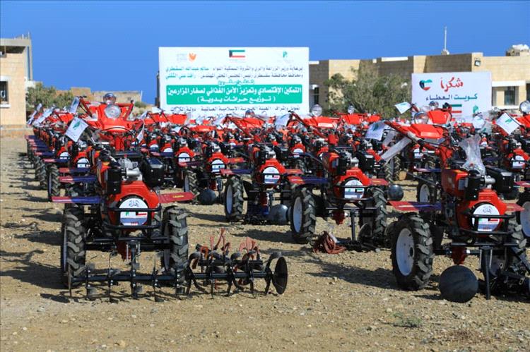 بدعم كويتي وتنفيذ "التواصل للتنمية الإنسانية".. توزيع 100 حراثة يدوية لصغار المزارعين في سقطرى