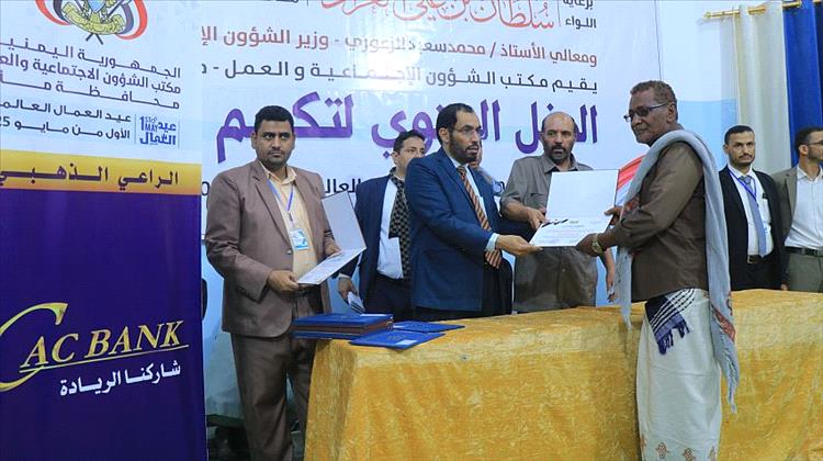 تكريم 335 عاملاً وعاملة في مختلف مواقع الإنتاج بمأرب احتفاءً بعيد العمال العالمي