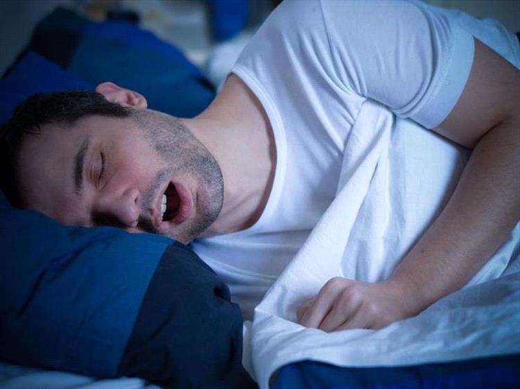 "تحذير طبي: الشخير ليس مزحة ..علامة تحذيرية لأمراض خطيرة!"