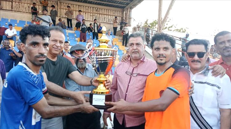 شمسان يفوز على الجلاء ويهديهم الكاس تقديرا لهم...