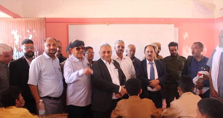 محافظ الضالع يدشن الامتحانات الوزارية في عدد من مدارس المحافظة
