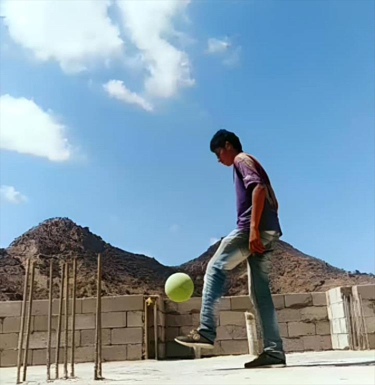 موهبة تتحدى الجبال .. عبدالله علي الكلدي.. نجم كروي يُبدع من غرفة منزله