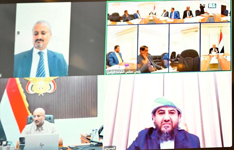 مجلس القيادة الرئاسي يجتمع برئيس مجلس الوزراء ويواصل مناقشة الأوضاع الاقتصادية والخدمية