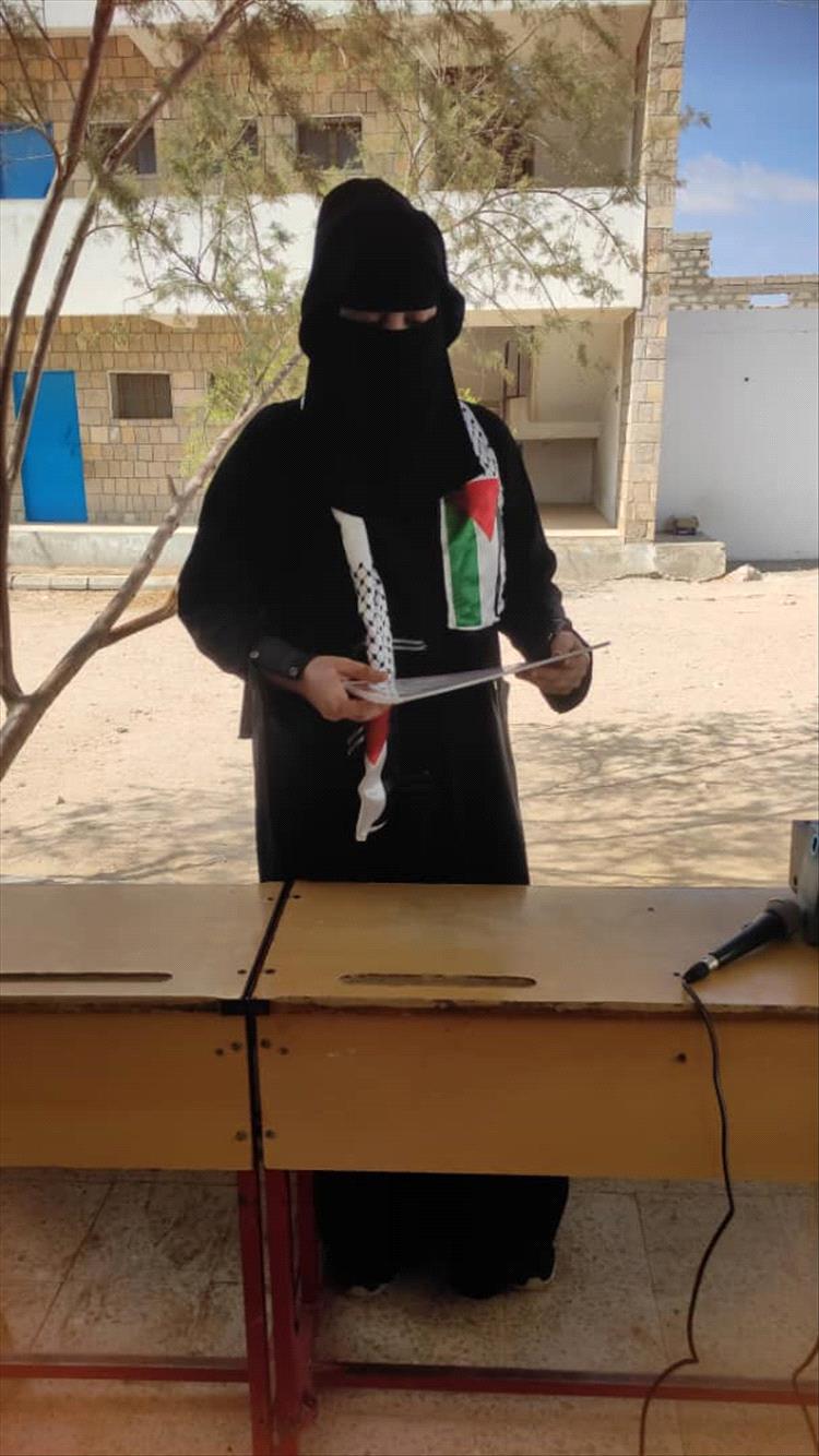 رئيسة قسم المرأة والطفل في انتقالي مودية تكرم الطالبات المتفوقات في مدرسة القوز للبنات