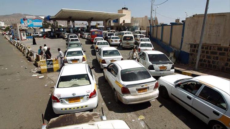 أزمة وقود جديدة في مناطق الحوثيين… واتهامات باستخدام البترول كسلاح لخنق المواطنين