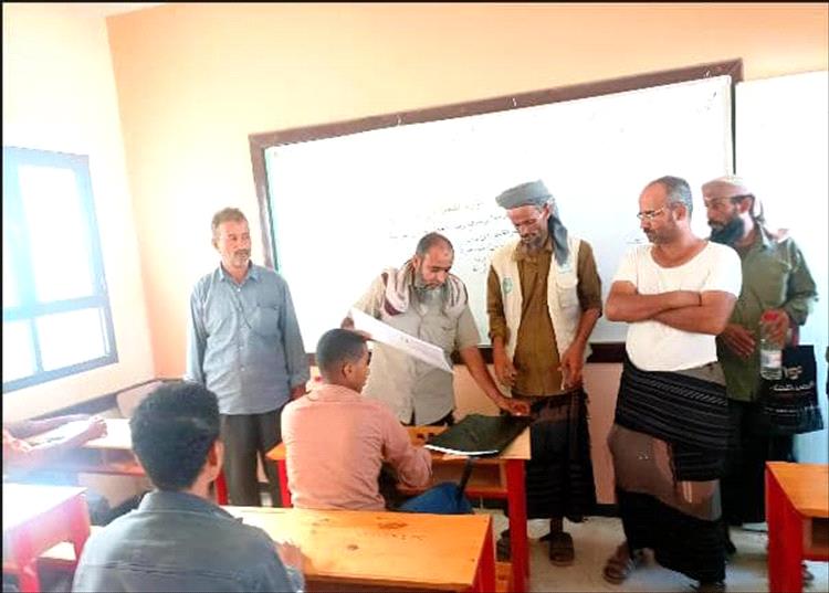 مدير التربية بيافع سرار يتفقد سير الامتحانات بثانوية بالليل علوي