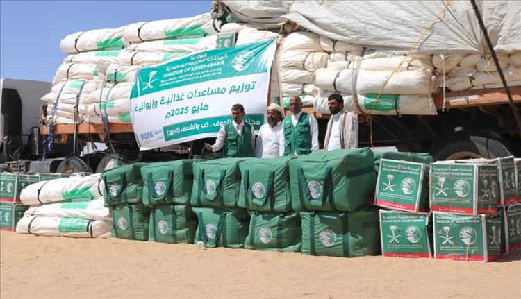 مركز الملك سلمان للإغاثة والأعمال الانسانية يوزع مساعدات غذائية وإيوائية طارئة بمحافظة الجوف
