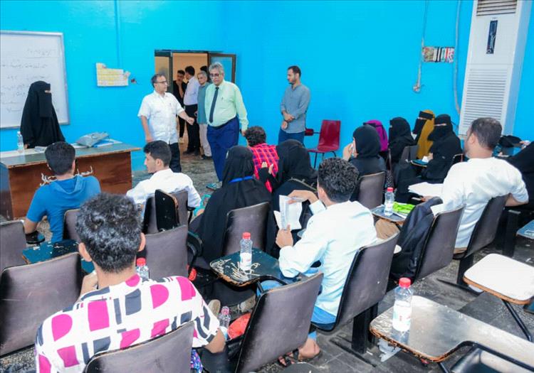 رئيس جامعة عدن يتفقد سير العملية التعليمية في كليتي الآداب والإعلام ومركز المرأة