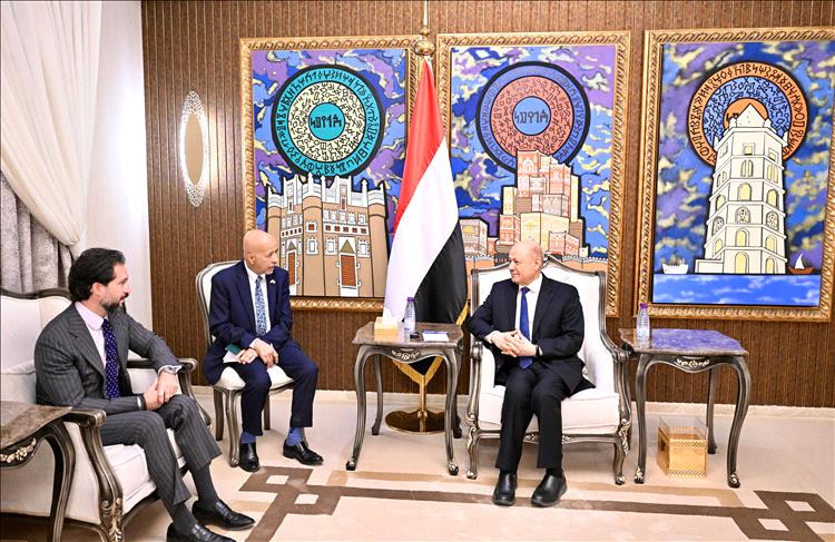 رئيس مجلس القيادة يشيد بجهود الولايات المتحدة في تنفيذ قرار حظر الاسلحة الايرانية