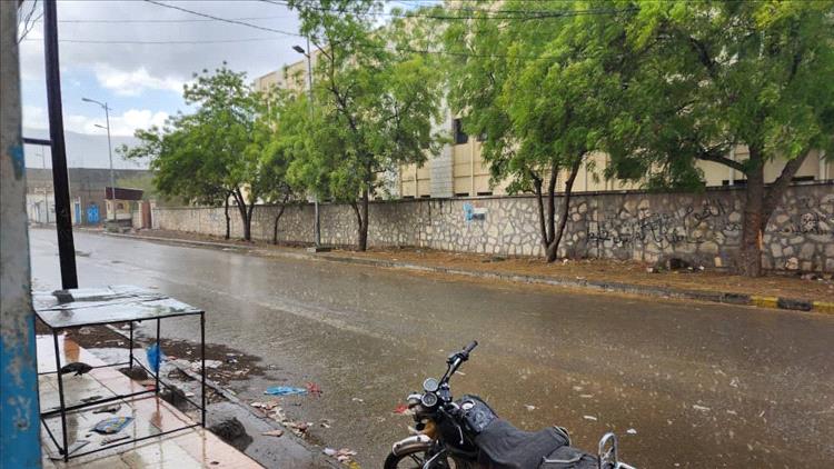 هطول أمطار متفرقة على منطقة لودر بمحافظة أبين