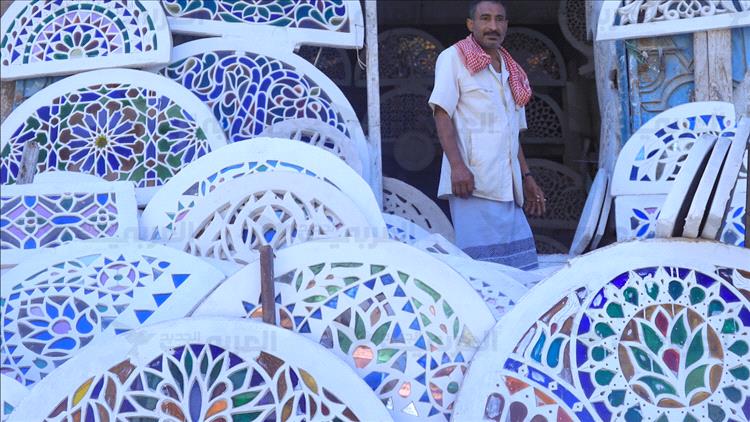 القمريات... منافذ الضوء التراثية في بيوت اليمنيين