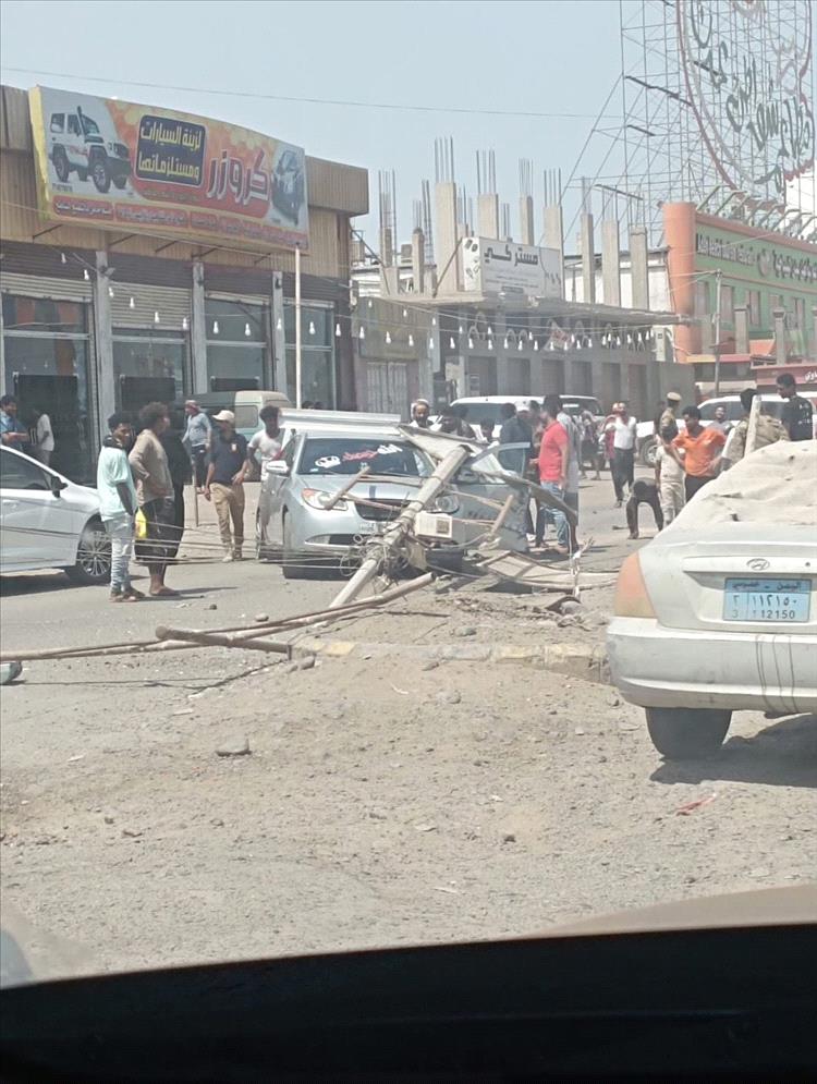 حادث مروري أمام مطعم شواطئ عدن بكورنيش المحافظ دون إصابات