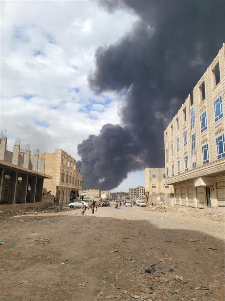 صور.. تصاعد أعمدة دخان كثيفة من مطار صنعاء