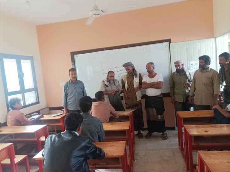 المخيري والنوباني يتفقدان سير الامتحانات في ثانوية الشهيد بالليل علوي بيافع سرار