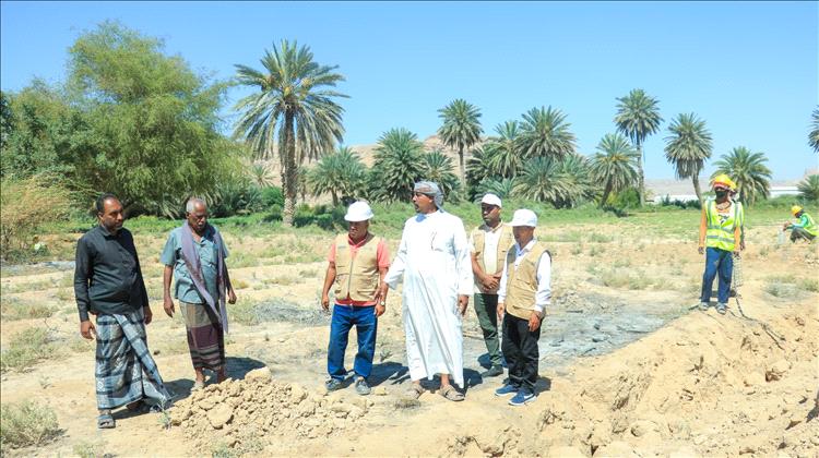 مدير عام مديرية تريم يطلع على مشروع من الغذاء إلى الصمود
