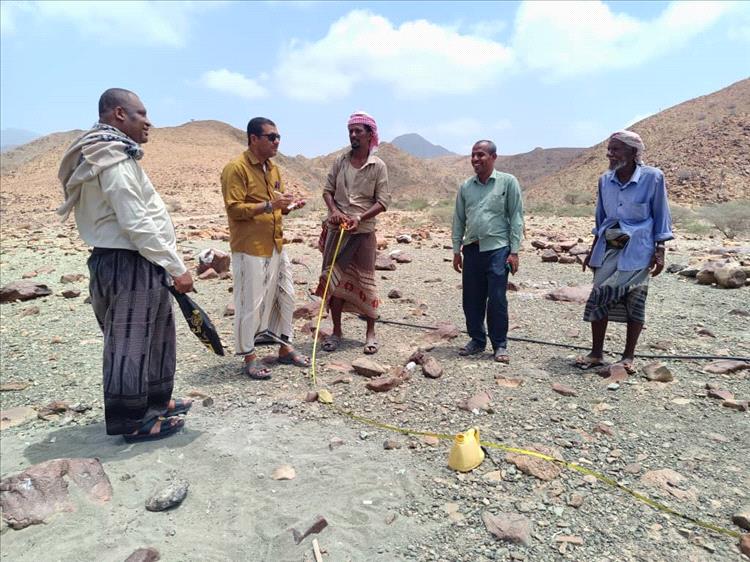 مديري الصحة والأشغال في بروم ميفع يقومان بزيارة لوادي نقب لتحديد موقع بناء وحدة صحية .