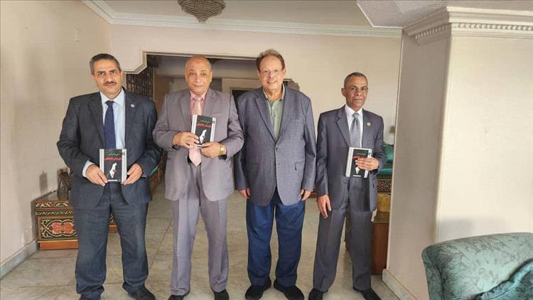 في زيارة ودية .. الرئيس علي ناصر محمد يستقبل أساتذة من جامعة الأزهر