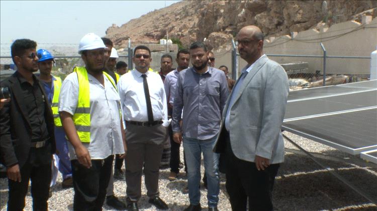 المدير العام لهيئة المصائد السمكية في البحر العربي يدشن مشروع الطاقة الشمسية لمركز الإنزال السمكي بالمشروع الرابع "مجمع التسهيلات" بخلف