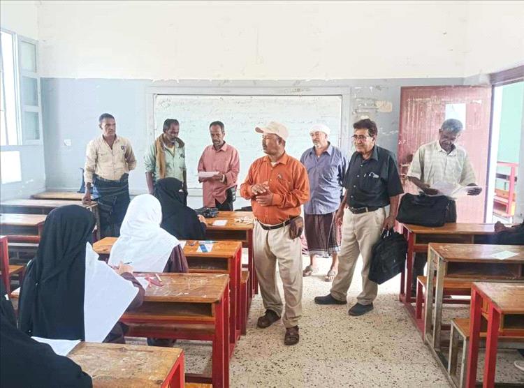 القائم بأعمال مدير تربية خنفر يتفقد سير اختبارات الثانوية العامة في مركز السد باتيس