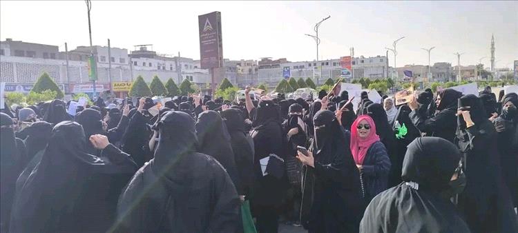 نساء عدن يشعلن ساحة العروض غضباً: ثورة في وجه الظلام