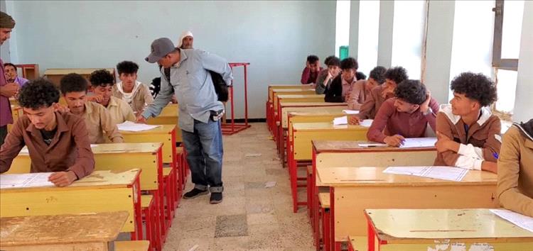مدير تربية الحصين ورئيس قسم الشباب بالمجلس الانتقالي يزوران مركز حرير الامتحاني