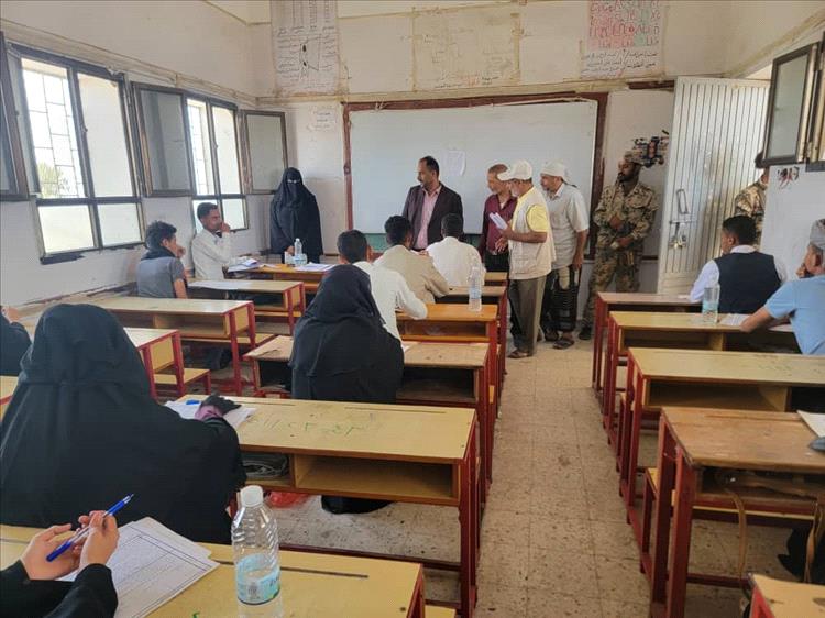 مدير عام قعطبة الشاعري يزور المركز الامتحاني بمدرسة سليم في المديرية