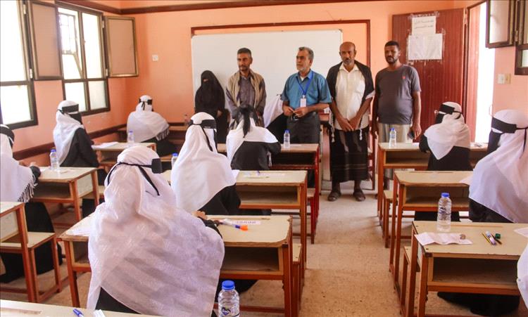 مدير عام قعطبة الشاعري يزور المركز الامتحاني بمدرسة سليم في مديرية قعطبة