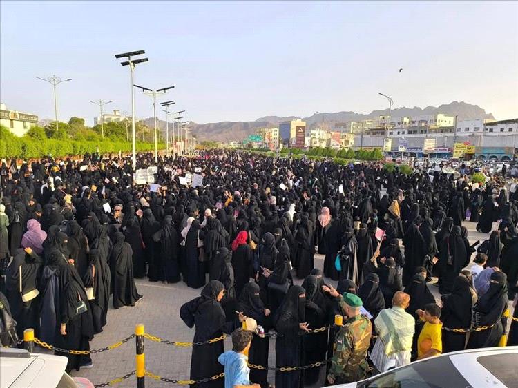 الفنان التشكيلي عدنان جمن يشيد برقي تظاهرة نساء عدن ويهاجم الفساد