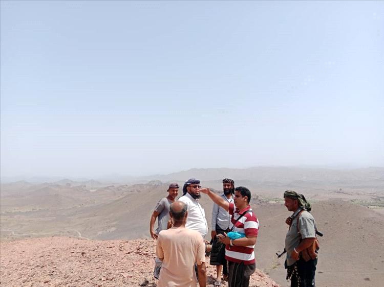 مدير عام المضاربة رأس العارة يستقبل فريق هندسي من شركة يمن موبايل لتحديد موقع برج اتصالات في عاصمة المديرية الشط