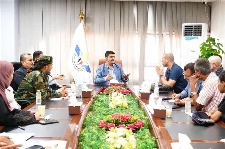 مدير عام مطار عدن الدولي يلتقي مع وفد الإنتربول الدولي
