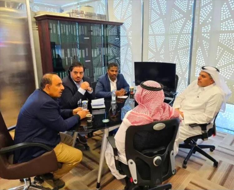محافظ حضرموت ووزير الكهرباء يبحثان مع البرنامج السعودي احتياجات القطاع الكهربائي والتعليم العالي