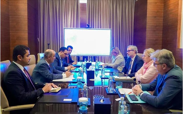 رئيس الوزراء يبحث مع وفد أوروبي رفيع دعم اليمن اقتصادياً وتعزيز أمن الملاحة الدولية