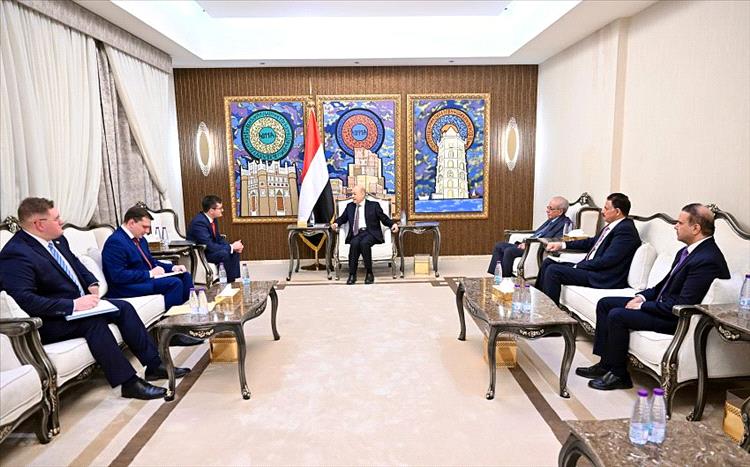 رئيس مجلس القيادة يشيد بالموقف الروسي الثابت الى جانب الشعب اليمني وشرعيته الدستورية