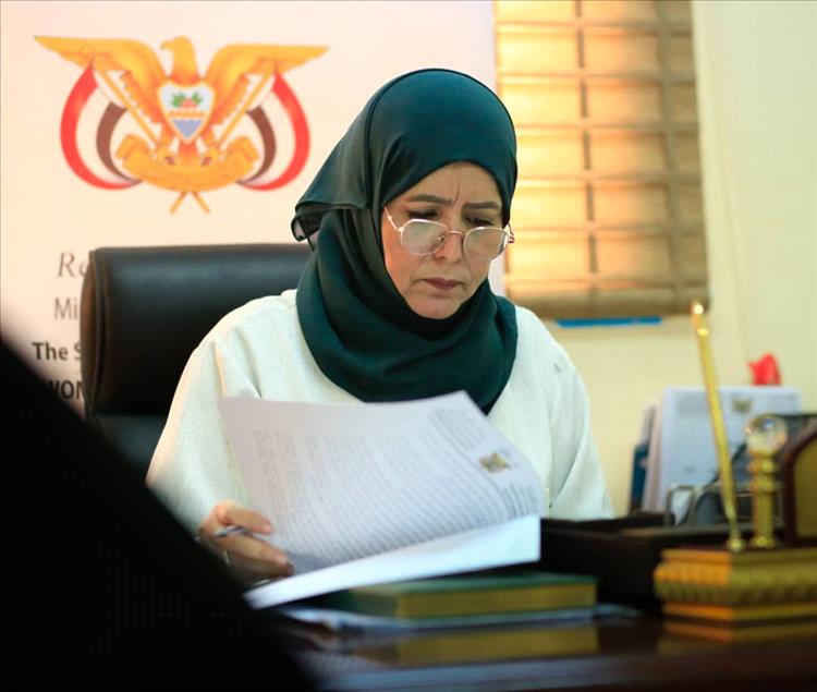 اللجنة الوطنية للمرأة تدين حملة التشويه المغرضة ضد رئيستها على خلفية مشاركتها في وقفة احتجاجية بعدن
