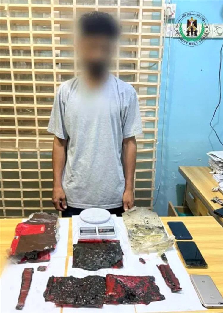 الإطاحة بأحد أبرز مروجي المخدرات في عدن وبحوزته كيلو حشيش