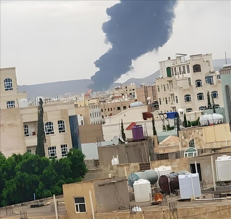 نزوح عشرات العائلات من محيط مطار صنعاء خشية ضربات إسرائيلية انتقامية