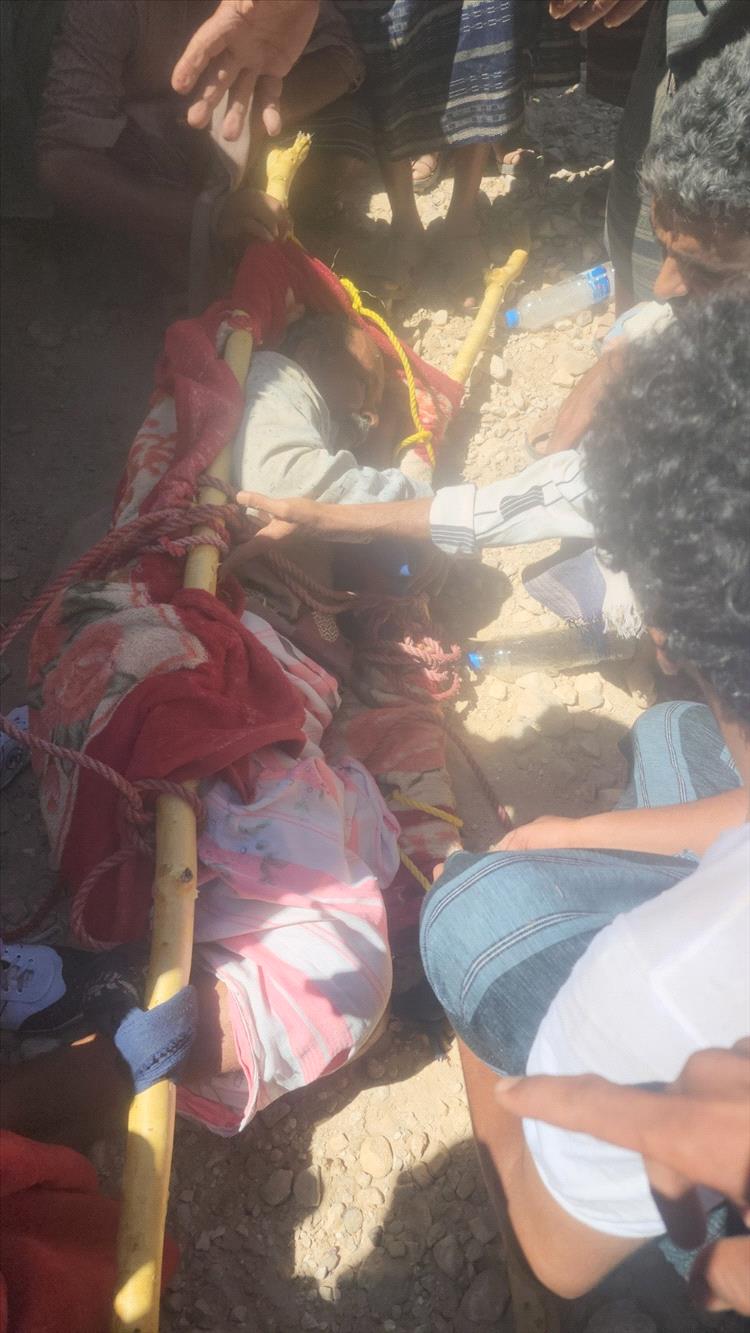 شبوة: متطوعون ينقذون شابًا سقط في منطقة جبلية وعرة بجبل كدور