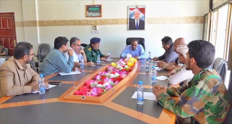السلطات المحلية بشبوة تؤكد ضرورة دعمها في احتواء ظاهرة نزوح الأفارقة وتحذر من تبعاتها