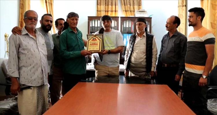 السلطة المحلية بالشعيب الضالع تكرم مدير الأشغال السابق بدرع الوفاء