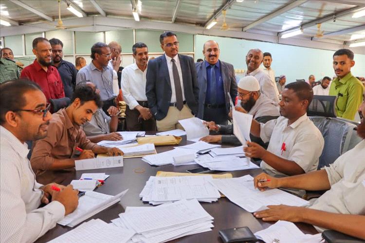 أمين عام محلي حضرموت يتفقد سير تصحيح اختبارات الثانوية ويشيد بجهود الكوادر التربوية