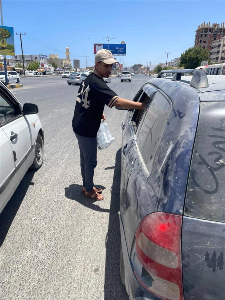 اتحاد الملتقيات الشبابية التطوعية بساحل حضرموت يدشّن مبادرة سقيا ماء بمنطقة المساكن بفوه